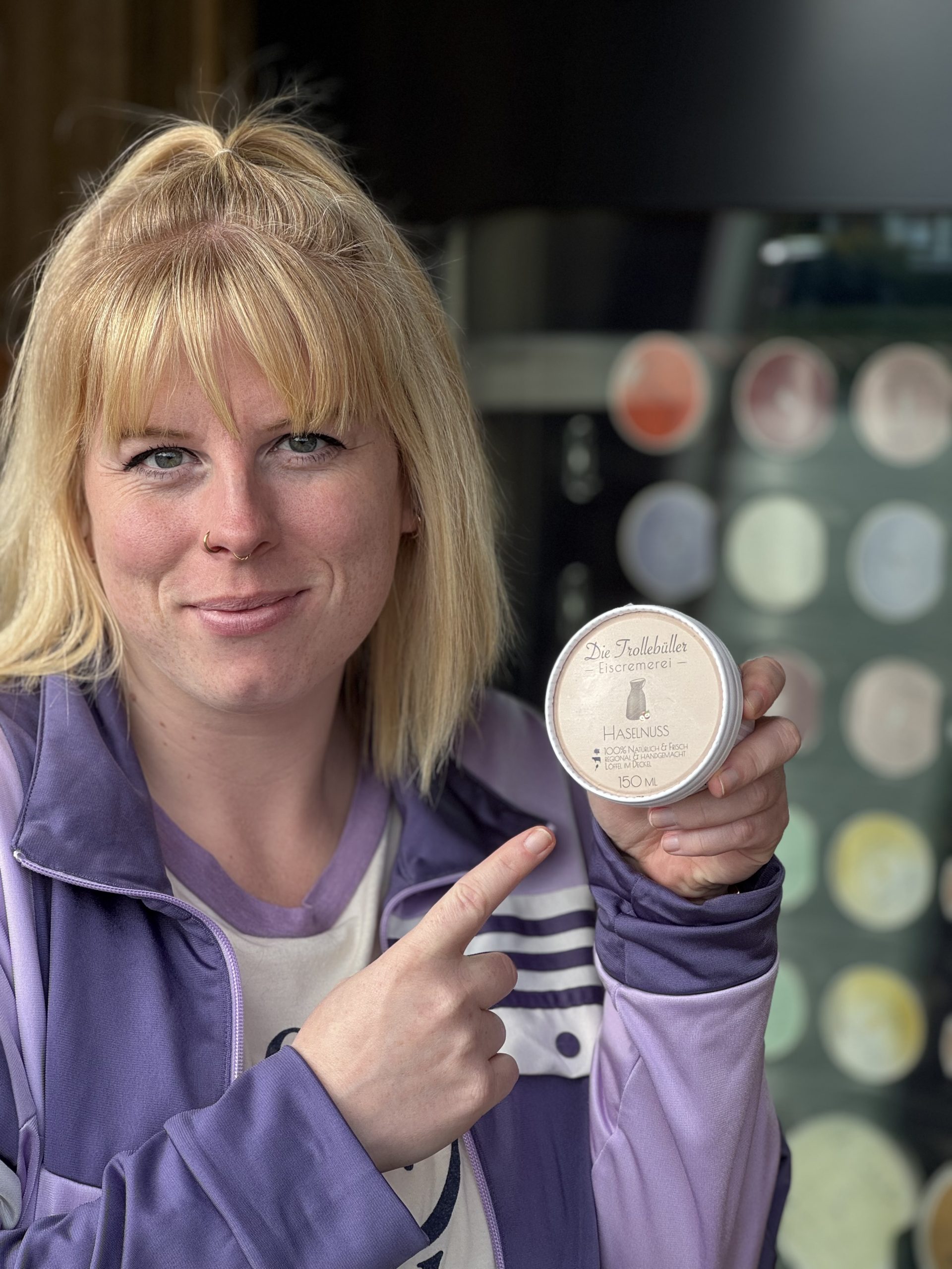 Person zeigt ein regionales Produkt in die Kamera, Content Erstellung im landwirtschaftlichen Umfeld