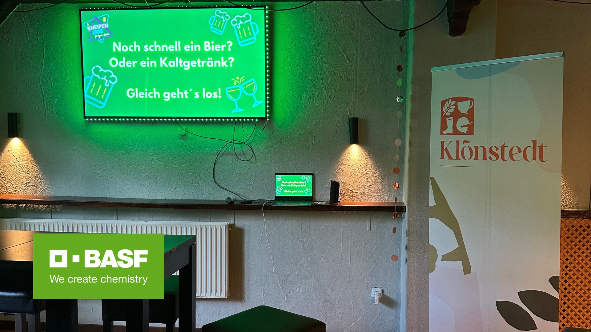 Veranstaltungsraum mit Projektionsfläche und Branding bei einem Event